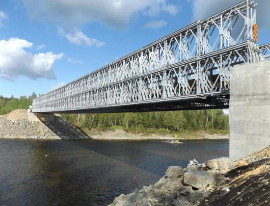 Pont de rivière en métal préfabriqué à une ou deux couches de style militaire
